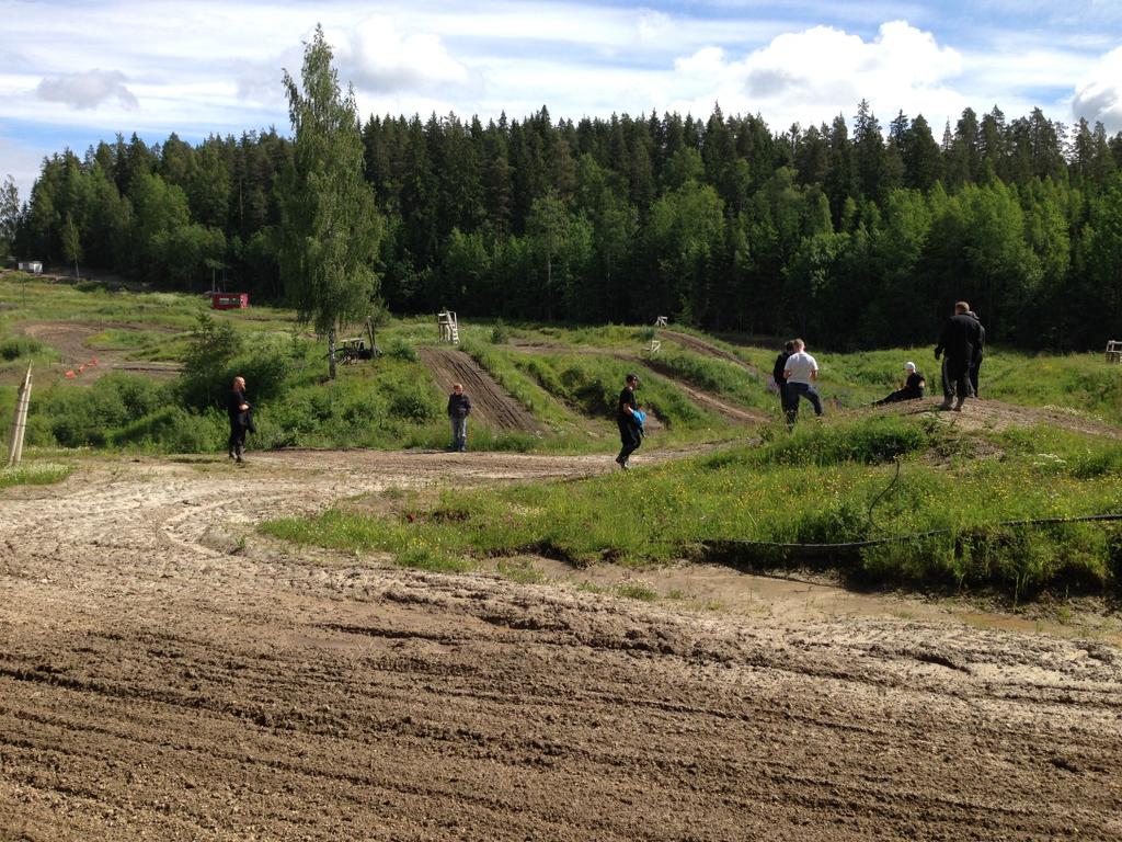 turvallisuuden varmistamiseksi tasaista osaa täytetään alamäkeen