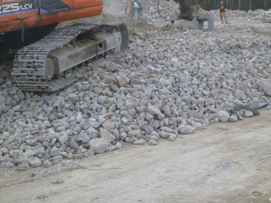 Kuva 4. Valmista raekooltaan noin 150 mm:n betonimursketta purkutyömaalla.