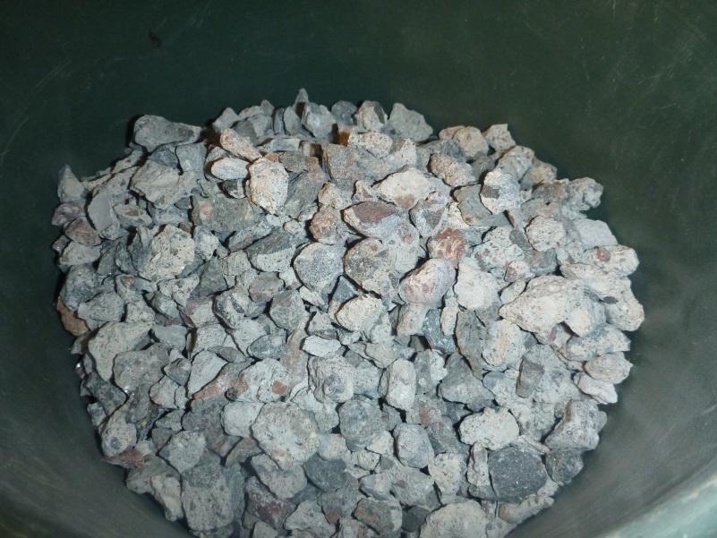 31 Kuva 10. Valmista uusiokiviainesta (# 8 16 mm), joka on murskattu ja seulottu. Betonilohkareille ja uusiokiviaineslajitteille tehtiin vedenimukyvyn määritykset.