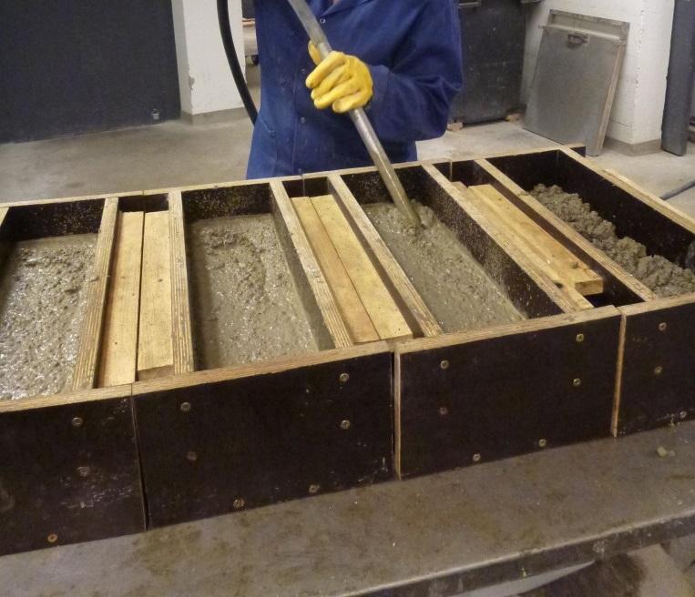55 Kuva 19. Massa tiivistettiin sauvatäryttimellä kahdessa vaiheessa. Kuva 20. Koekappaleiden valupinnat on tasattu. Koekappaleet peitettiin muovilla ja jätettiin kovettumaan.