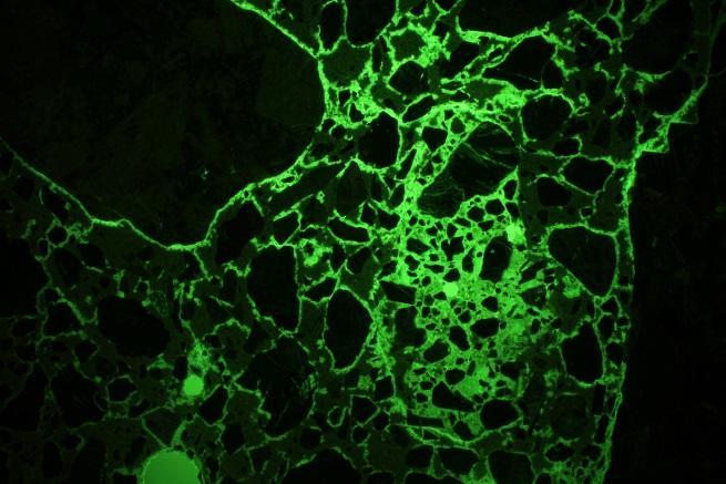 Fluoresenssivalossa havaittaisiin, mikäli uusiokiviaineksen pinnalle on jäänyt vapaata vettä, tai mikäli uusiokiviaines olisi imenyt vettä sementtipastasta.