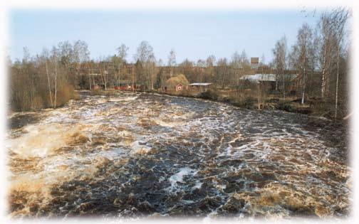 Kuortaneenjärven ja sen yläpuolella olevan Kuhalammen pinta-ala on noin 17 km 2. Kuortaneenjärveä säännöstellään Talinkalman säännöstelypadon avulla. Säännöstelypato on esitetty kuvassa 3. Kuva 3.