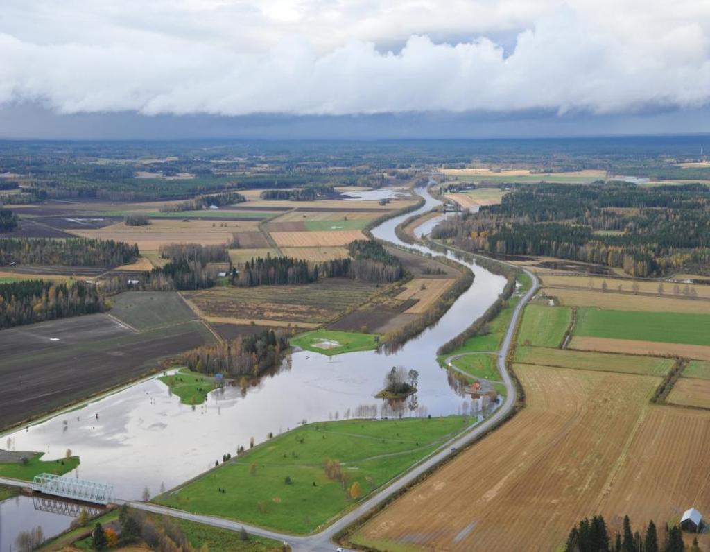 Kuva 17. Malkakoski oli viimeisiä Kyrönjoen vesistöiden hankkeita ja se valmistui vuonna 2003. Kuvassa syksyn 2012 tulvaa Malkakoskella.