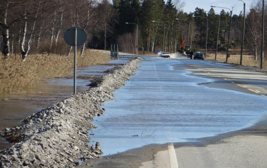 Kuva 20. Kevään 2013 jääpatojen aiheuttama tulva katkaisi VT 8 Vassorinlahdella.