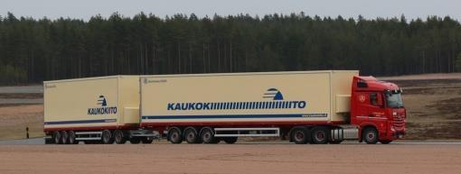 13 2.11 Auramaa-yhtiöt Auramaalla on poikkeuslupa Duo2-yhdistelmälle, jonka suurin sallittu massa on 75 t ja pituus 34 m. Yhdistelmä liikennöi Turun ja Vantaan väliä pääasiassa moottoritietä pitkin.