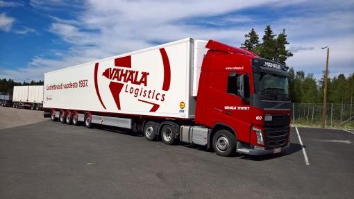 15 2.15 Vähälä Yhtiöt Vähälällä on poikkeuslupa kahdelle puoliperävaunuyhdistelmälle, jonka suurin sallittu massa on 62 t ja pituus 23 m. Yhdistelmät liikkuvat välillä Jyväskylä- (Mänttä)-Espoo.