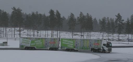 Muista HCT-yhdistelmistä poiketen tämä HCT-yhdistelmä ei aja edestakaista keikkaa, vaan kiertää lenkkiä pyrkien jatkuvaan täyskuormaan.