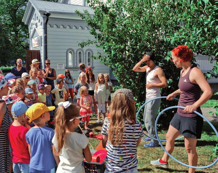 Sopii kaiken ikäisille, alle 3-vuotiaat vanhemman kanssa. 10.45-11.45 Löydä Luontosi! Työpaja täynnä meteliä! Lehmänsarvia, tuohitorvia, julmuja ja pitkähuiluja! Kyylausta ja sudenkarkoitusloitsuja!