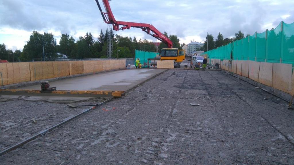 28 Jos suunnitelmissa on määrätty käytettäväksi varhaisjälkihoitoaineita, niiden levittäminen suoritetaan välittömästi betonin levittämisen perässä.