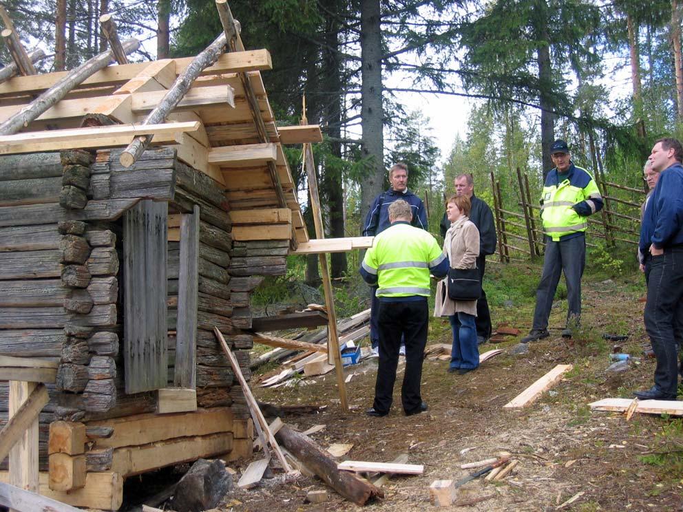 Kuva 1. Ohjausryhmä tutustumassa työkohteeseen Kokonsaaressa (Sirpa Peltonen). Työntekijät Taulukko 3.