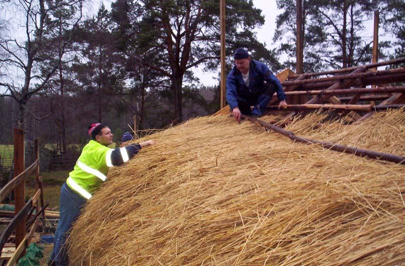 Laipio ja kattorakenteet uusittiin ja rakennukseen tehtiin olkikatto käsinniitetyistä rukiinoljista.