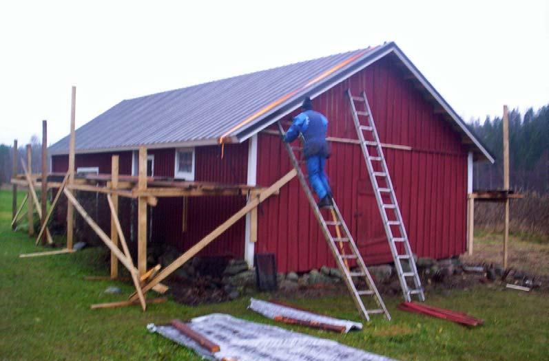 5. Liiteri Vanhassamäessä 2005 Laitisen pihapiiristä liiterin huopakatto uusittiin peltikatoksi.