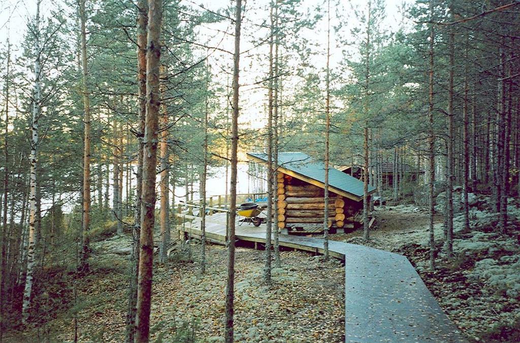 Säynätsaaren rakennukset 2006 Puulavedelle, Heposelän Säynätsaareen rakennettiin liikuntaesteisille laavu, käymälä ja rankakatos.