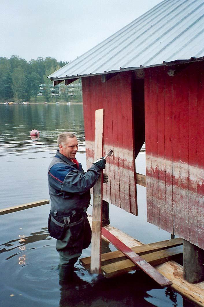 7. Venevaja Anttolassa 2006 Anttolan sataman vieressä sijaitseva vanha venevaja tunkattiin ilmaan. Alajuoksu ja kantavat seinärakenteet uusittiin. Vajaan johtava kävelysilta uusittiin Kuva 16.