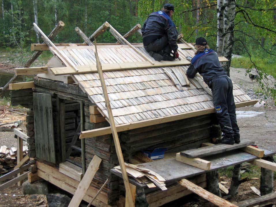 Kuva 35. Pärekaton tekoa verkkokorsuun Kokonsaaressa (Sirpa Peltonen). Vesistökunnostukset Vesistökunnostustöihin kuuluu pyydysten teko, hoitokalastus ja vesikasvien niitto sekä ojakatkosten teko.