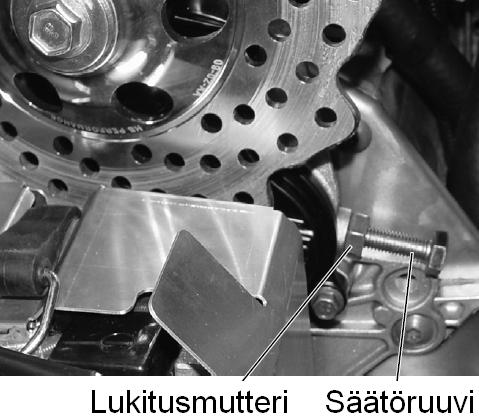 Kierrä täyttö-/tyhjennystulppa kiinni. Kiristystiukkuus on 8-13 Nm. Vaihda öljy ensimmäisen 800 km ajon jälkeen ja sen jälkeen 1600 km välein tai ajokausittain. Ketjukotelon öljynvaihto 1.