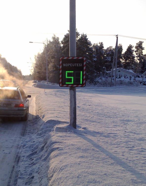 toisiinsa ennen näyttötaulua, näyttötaulun aikana ja näyttötaulun jälkeen, saadaan aikaan keskinopeuksien muutosta havainnollistava kuvaaja (kuva 39).