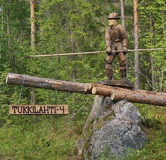 Lattia on puukuosista ICI Acanto Bianco keraamista laattaa kahtena eri leveytenä. Suomalaisissa huviloissa jo harvinaiseksi käynyt vuolukivitakka on sitkeästi venäläisten suosiossa.
