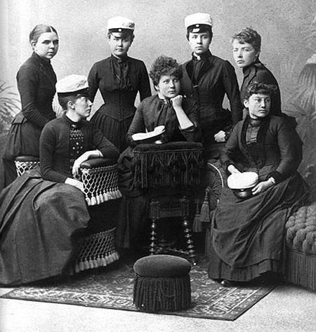 Kuva: "Den gamla kvinnliga"n ydinryhmä lukuvuonna 1887-1888. Seisomassa vasemmalta: Ina Rosqvist, Alfhild Heidemann, Karolina Eskelin, istumassa vas.