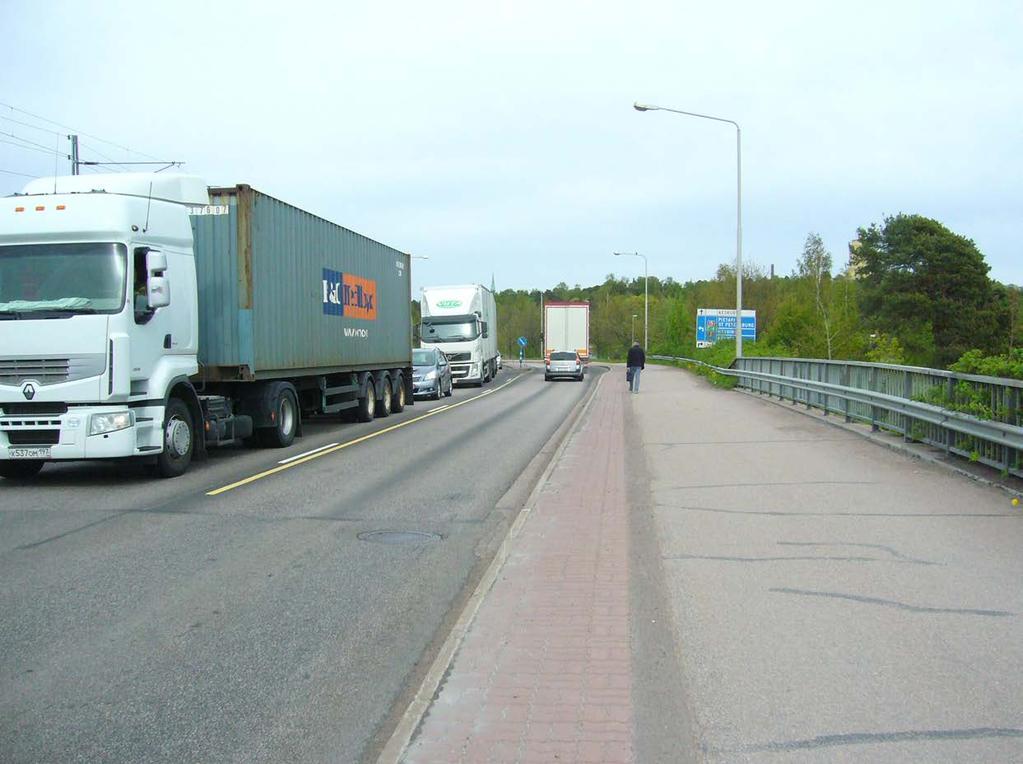 Kuva 2. Jalankulkijat ja pyöräilijät kokevat turvattomuutta Norssalmen sillalla raskaan liikenteen läheisyyden ja mereltä puhaltavan tuulen takia. 1.