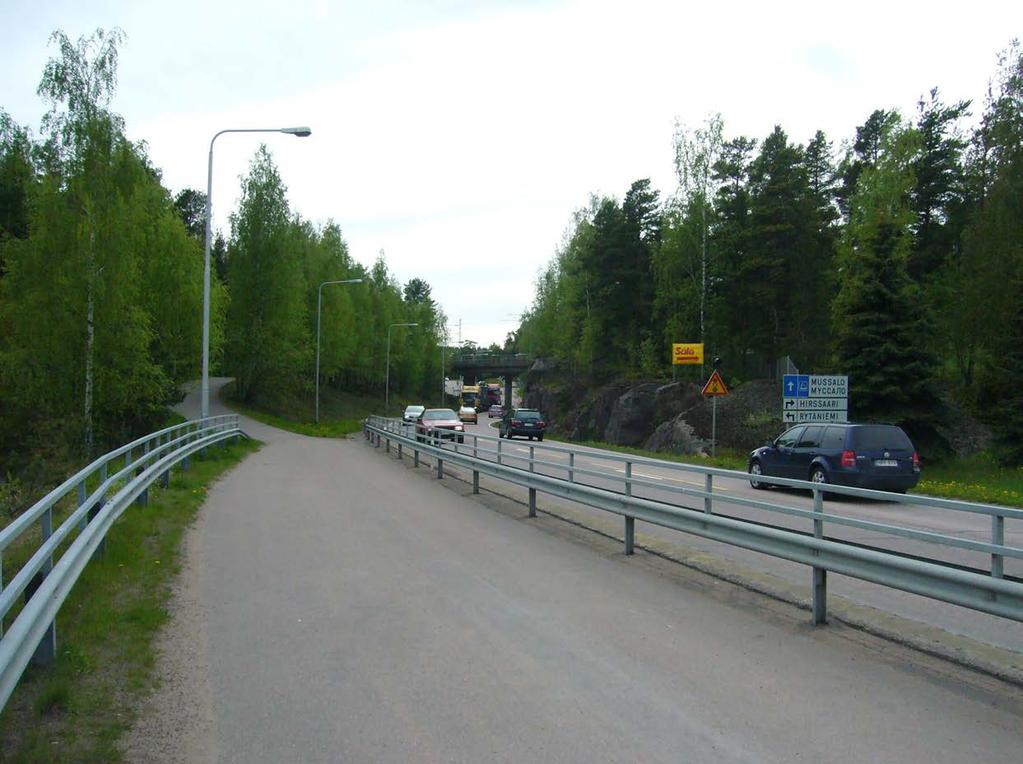 Kuva 8. Esimerkki nykyisen tien soveltumattomuudesta raskaalle liikenteelle Hirssaarentien liittymän läheisyydessä Mussalon radan ylittäessä tien.