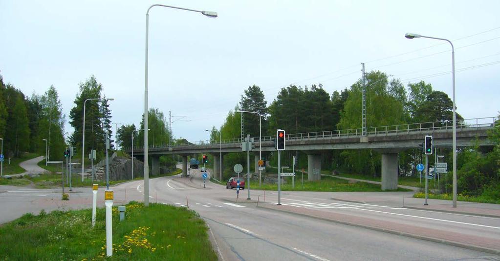 Ali- ja ylikulkukäytäviä on seitsemän ja ali- ja ylikulkusiltoja yhteensä neljä. Siltarekisterin arvion mukaan nykyisten siltojen kunto on pääsääntöisesti hyvä.
