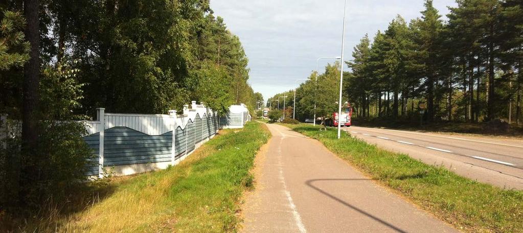Kuva 42. Takakylän asuinalueen puolelle on rakennettu meluaita ja sataman puolelle kuusien takana näkyvä meluvalli. 2.6.