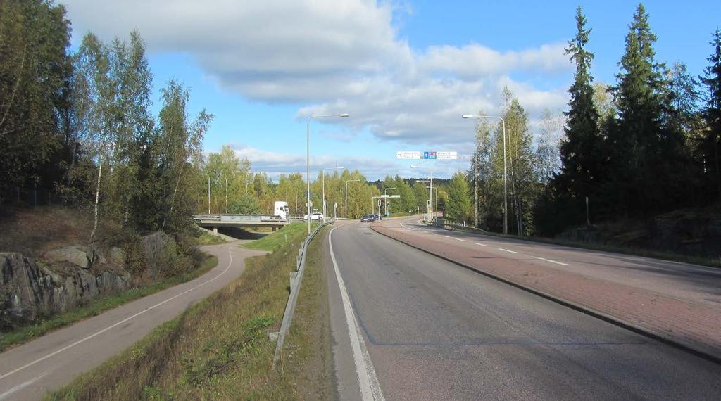 Kuva 60. Näkymä Merituulentieltä Kotkansaaren suuntaan Mussalontien nykyiseen liittymään. Vasemmalla toinen purettavista Etukylän alikulkukäytävistä.