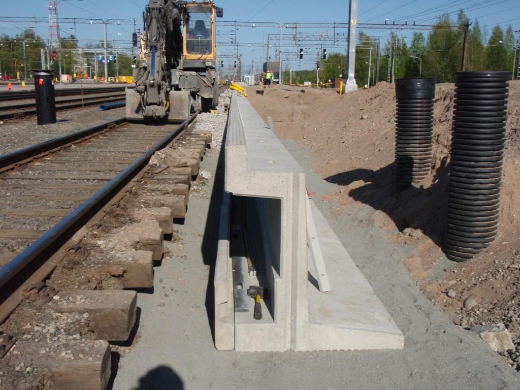 35 Kuva 4. Asennetut elementit odottamassa tarkemittausta Taulukko 7 Matkustajalaiturin sijainti ja asennustoleranssit suoralla raiteella (6, s.