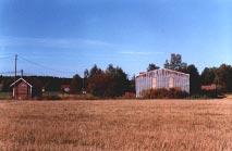 Lännestä 14. Jugend-vaikutteinen rakennus sijaitsee arvokkaasti joen törmällä.