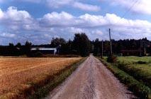 Etelästä 1. Kantatien varteen sijoittuva ja Saarenojaan tukeutuva rakennusryhmä, jossa on eri aikakausien rakennuksia.