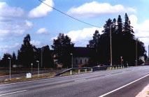 Rakennusryhmä erottuu omana kokonaisuutenaan. Kaakosta kantatieltä 9.