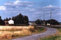 Luoteesta 19. Yksittäinen omakotitalo hyvin hoidettujen nurmikkojen keskellä. Rakennus tukeutuu joen rannan puustoon. Luoteesta 20. Kahden omakotitalon ryhmä.