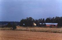 Idästä 27. Edellisen sivun talot joen toiselta puolelta katsottuna. Etelästä 28.