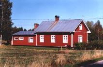 kohdalla istutukset ulottuvat tiehen kiinni.