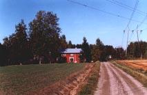 Sisääntulon alueelle muodostaa kauniisti tien mutkassa oleva lato.