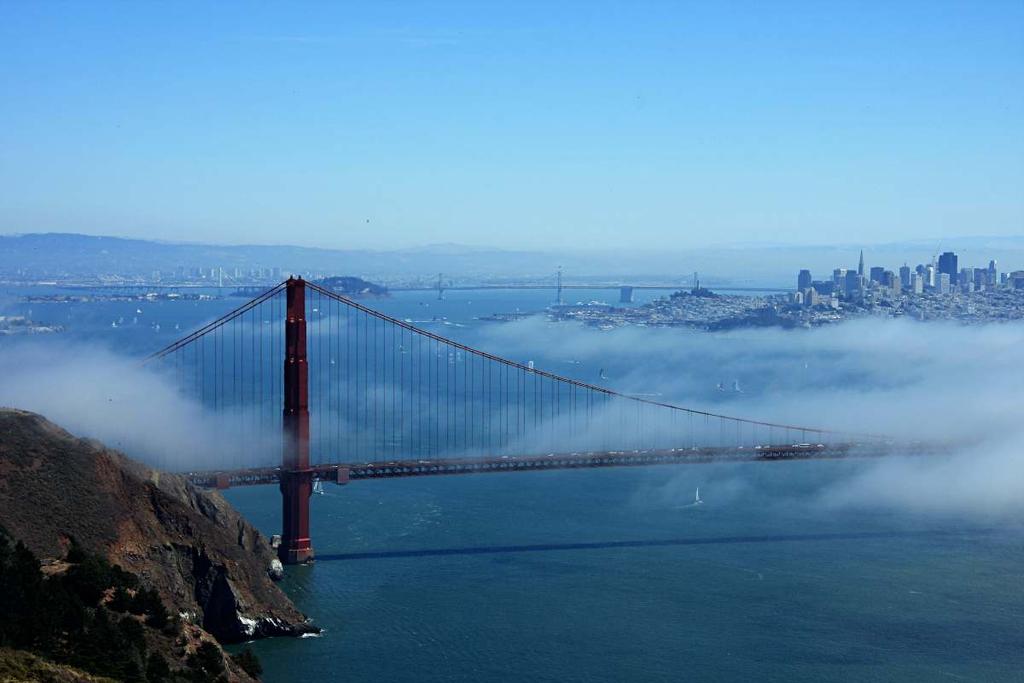 Golden Gate.jpg On ollut hyvä kuvaushetki. Pilvistä ja väreistä syntyy etäisyyden tunne, punaruskea ja sininen toimivat vastaparina.