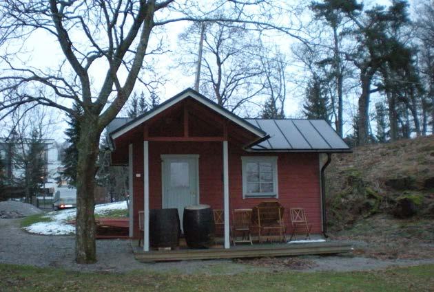 Nykyisin tätä puutarhamaista piha-aluetta hoidetaan nurmikkona siten, että vanhasta pihapuistosta jääneet merkit maaston pinnassa säilyvät.