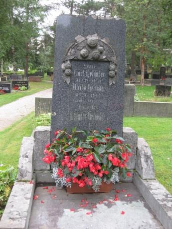 32 Karl Henrik Helander 28.5.1834 7.7.1910 Tämän muistomerkin alla lepäävät luhtikyläläinen seppä Karl Henrik Helander ja hänen vaimonsa Ulrika sekä heidän neljä lastaan.