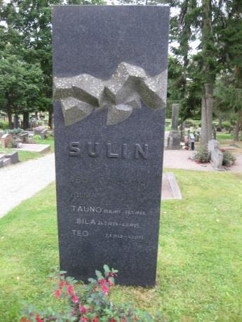 ja seurakuntakotiin. 37 Vilho Sihvola 1.8.1902 16.7.1983 Toimi ensin vuosina 1947-1955 kunnansihteerinä ja vuosina 1955-1967 kunnanjohtajana, viran perustamisesta lähtien.