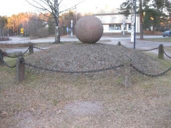 61 Pallopatsas Sankarivainajien muistomerkki, jättisuuri graniittinen tykinkuula. Siihen on hakattu 22 vapaussodan aikana surmansa saaneen miehen nimet.