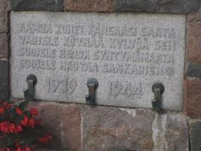 Muistomerkin luovutuspuheen piti patsastoimikunnan jäsen agronomi Lauri Sihvola ja kirkkoherra, TT Sakari Loimaranta otti sen vastaan seurakunnan hoitoon.