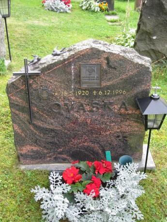 Saman muistokiven alla lepäävät myös hänen vaimonsa Amanda sekä poikansa Frans, kruununvouti, jonka elämä päättyi 1959. 5 Toivo Ovaska 25.5.1920 6.12.