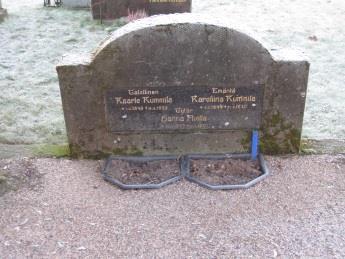 Kansanedustajana 1918-1919. 12 J. E. Tapiola 2.2.1879 15.4.1918 Oli 1910-luvulla lahjoittanut rahaa Kirkonkylän kaunistamiseen. Osa rahoista oli käytetty J.H. Erkon patsaan jalustan maksamiseen.