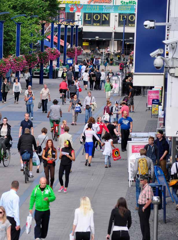Kävelykatu keskustassa tarjoaa palveluita ja