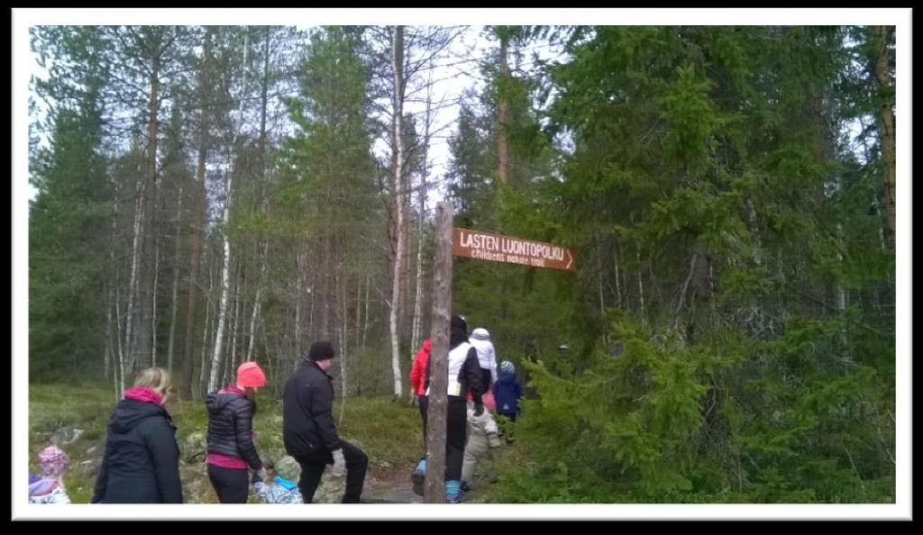 24 mistellut tarjoilut ja juhlatila loivat juhlan tunnelmaa. Lasten ja vanhempien esitykset olivat kuitenkin juhlan kohokohta, joita odotettiin jännityksellä.