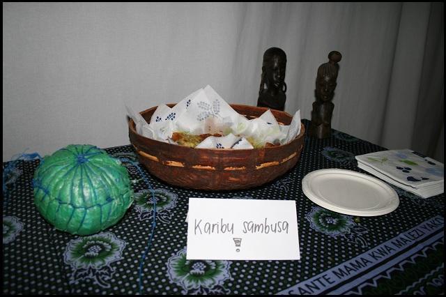 35 Kuva 2 Tansanialaisia esineitä ja leivonnaisia Suunnittelimme tilassa tarjoiltavaksi tansanialaisia suolaisia leivonnaisia, sambusoja.