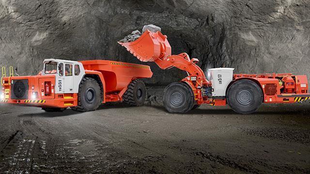 9 Kuva 1. Maanalaiset kaivoskoneet LH517 ja TH551 (Sandvik Mining: Equipment 2017). Yhtiössä tapahtui vuoden 2016 aikana laaja organisaatiomuutos, joka astui voimaan heinäkuun alussa.
