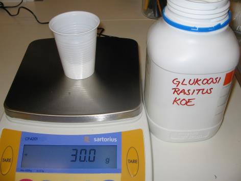 Työn kulku: Oppilaat, joilta tutkimuksessa otetaan verinäytteet, sekoittavat 30 g glukoosia noin 200 ml vettä.