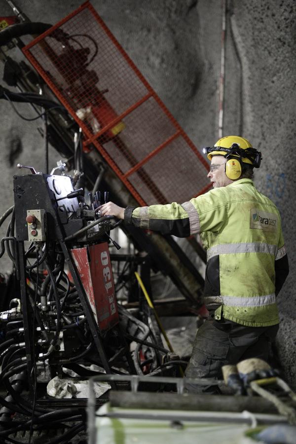 32 Kuva 30 Maanalainen kallionäytekairauskone GM Kava / Sandvik DE130 2.4.